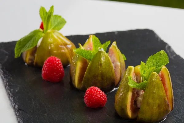 Figos com framboesas, servidos como sobremesa , — Fotografia de Stock