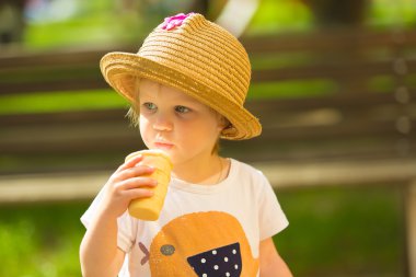 dondurma yiyen sevimli bebek kız