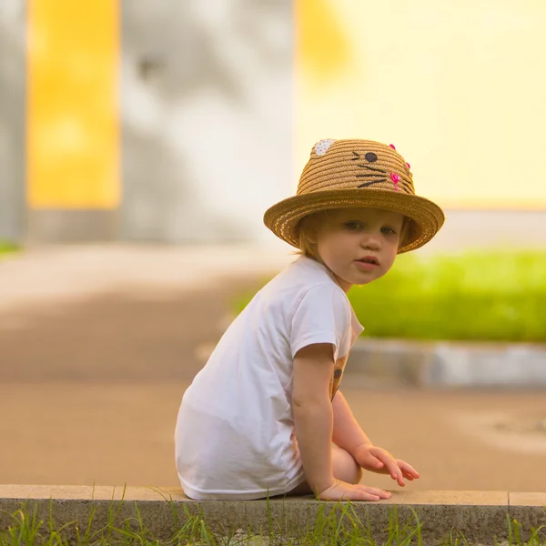 Retrato de uma menina bonito da criança em um chapéu engraçado — Fotografia de Stock