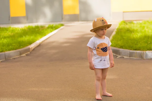 面白い帽子かわいい幼児の女の子の肖像画 — ストック写真