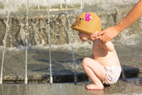 Toddler drinking from the water fountain in the summertime. — Stock Photo, Image