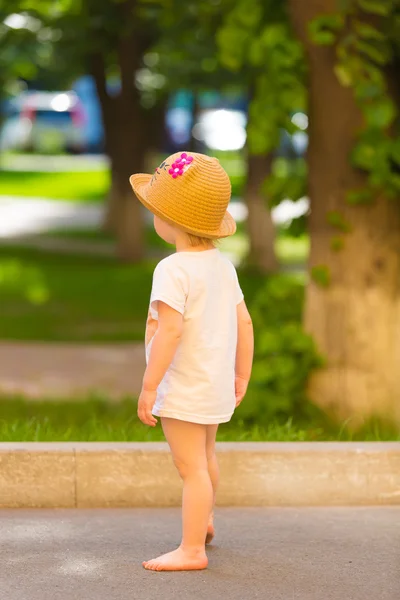 面白い帽子かわいい幼児の女の子の肖像画 — ストック写真