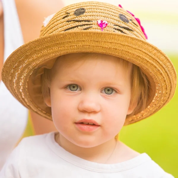Портрет милої дівчини Тоддлера в смішному капелюсі — стокове фото