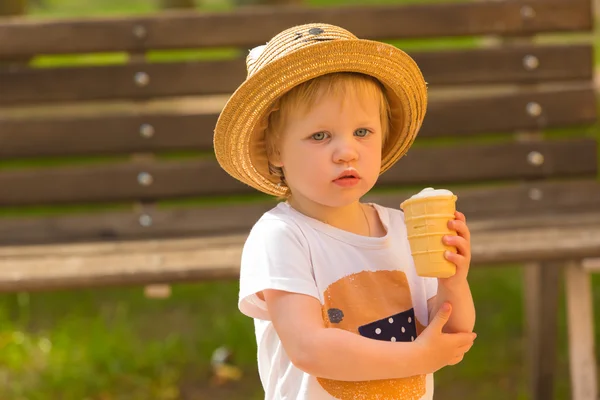 Linda niña comiendo helado. — Foto de Stock