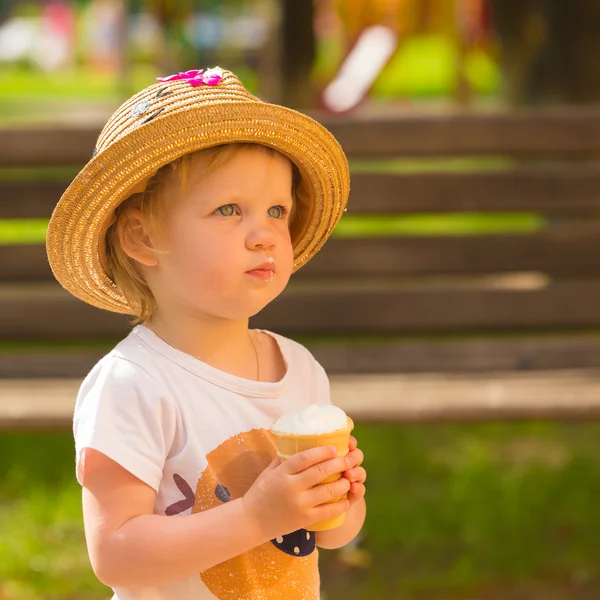 Linda niña comiendo helado. — Foto de Stock