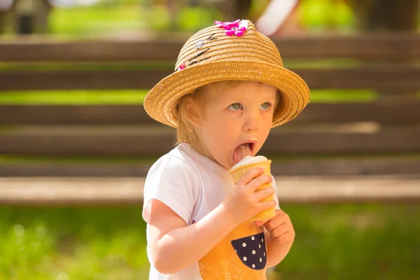 Carino bambino ragazza mangiare gelato — Foto Stock