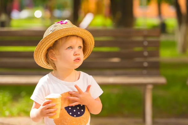 Κορίτσι χαριτωμένο μικρό παιδί που τρώει παγωτό — Φωτογραφία Αρχείου