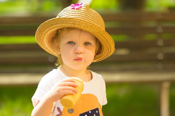 Niedliche Kleinkind Mädchen Eis essen — Stockfoto