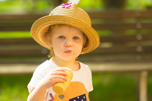 Carino bambino ragazza mangiare gelato — Foto Stock