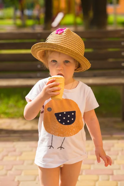 Carino bambino ragazza mangiare gelato — Foto Stock