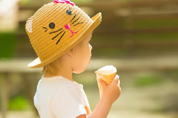 Niedliche Kleinkind Mädchen Eis essen — Stockfoto