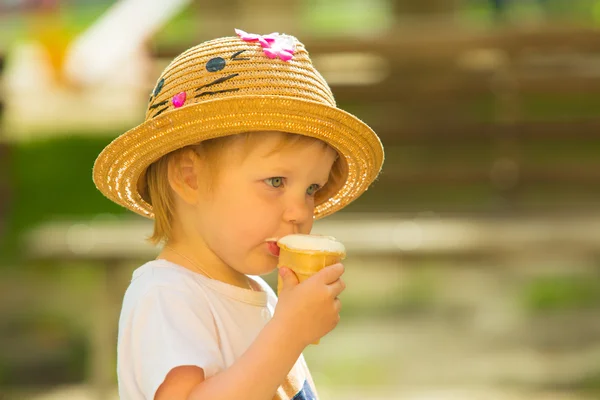 Roztomilé batole dívka zmrzlina — Stock fotografie