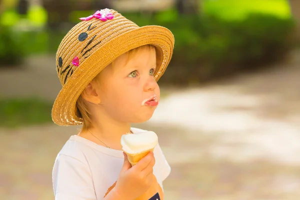 Linda niña comiendo helado. — Foto de Stock