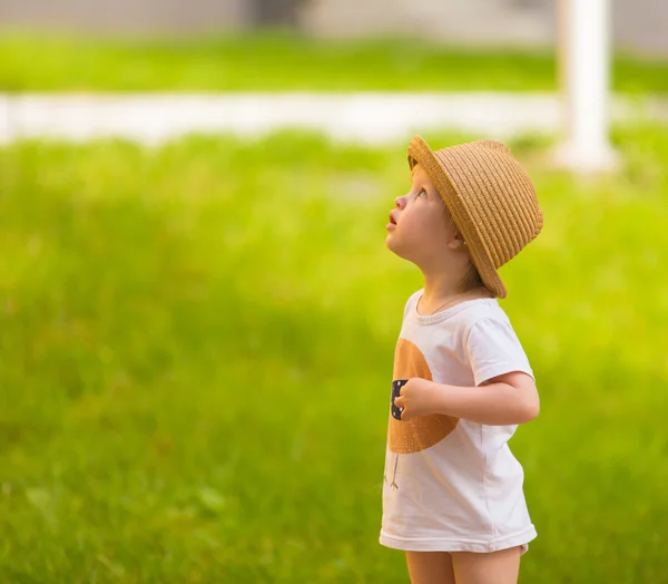 Retrato de uma menina bonito da criança em um chapéu engraçado — Fotografia de Stock