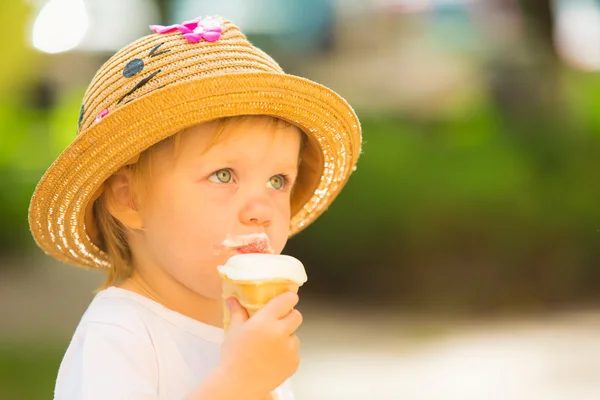 Carino bambino ragazza mangiare gelato — Foto Stock