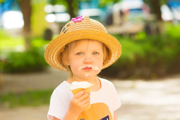 Carino bambino ragazza mangiare gelato — Foto Stock