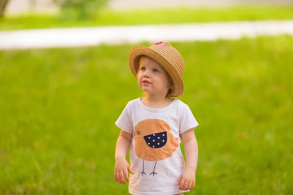 Porträtt av en söt barn girl i en rolig hatt — Stockfoto