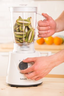 Beyaz blender ile kivi ahşap tablo