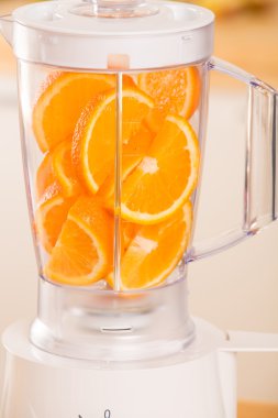 Beyaz blender ile ahşap bir masa üzerinde sulu portakal