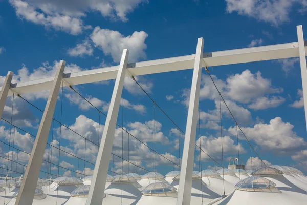 Parte do estádio de futebol em um céu com nuvens — Fotografia de Stock