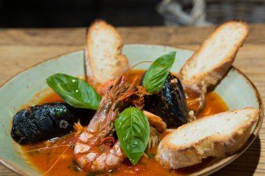 Risotto ile midye, karides ve deniz ürünleri