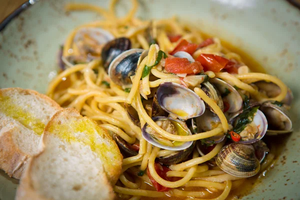 Huisgemaakte pasta met zeevruchten en cherry tomaten — Stockfoto