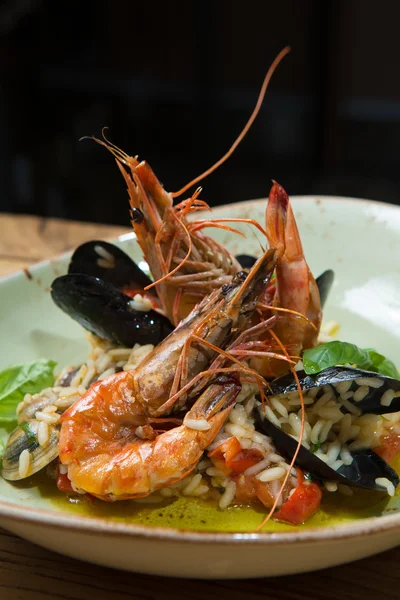 Risotto con mejillones, gambas y mariscos —  Fotos de Stock