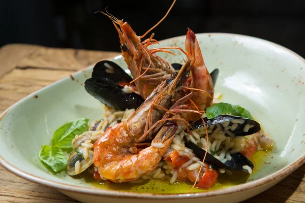 Risotto with mussels, prawns and seafood — Stock Photo, Image