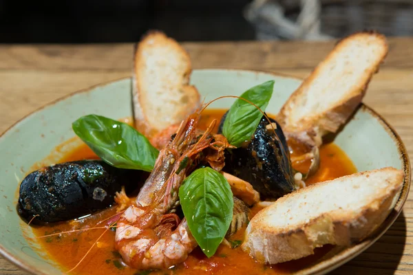 Risotto con mejillones, gambas y mariscos —  Fotos de Stock