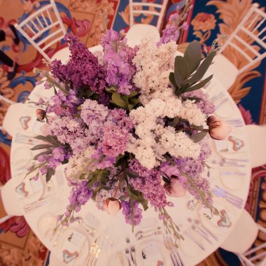 Lila renkler dekorasyonda Festival tablo.