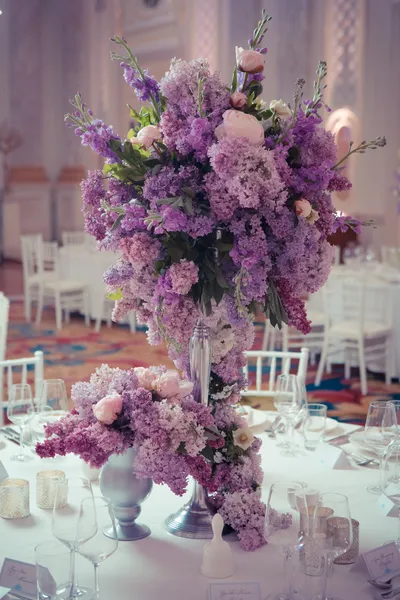 Decoración festiva de mesa en colores lila . — Foto de Stock