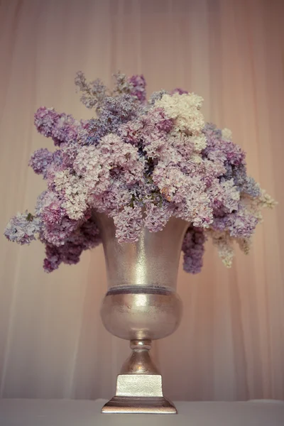Buquê de lilás em um vaso de prata — Fotografia de Stock