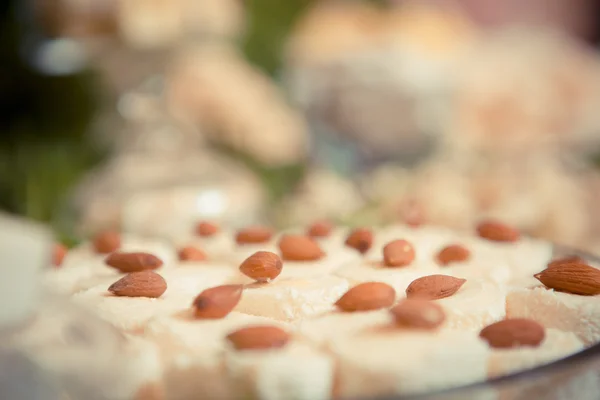 Süßigkeiten auf dem Hochzeitstisch. Jahrgangsfarbe. — Stockfoto