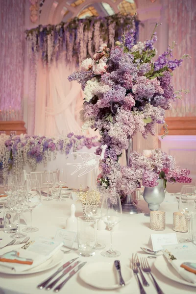 Décoration de table festive aux couleurs lilas . — Photo