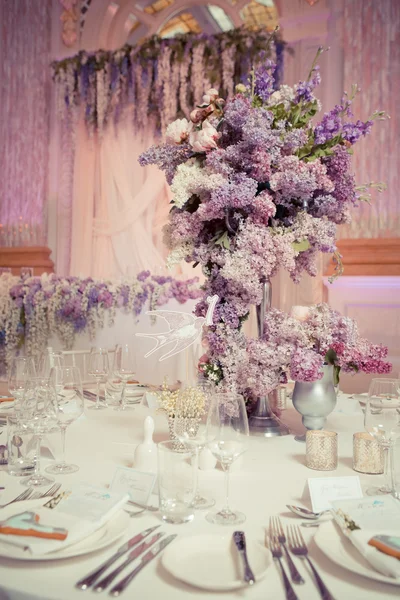 Decoração de mesa festiva em cores Lilac . — Fotografia de Stock