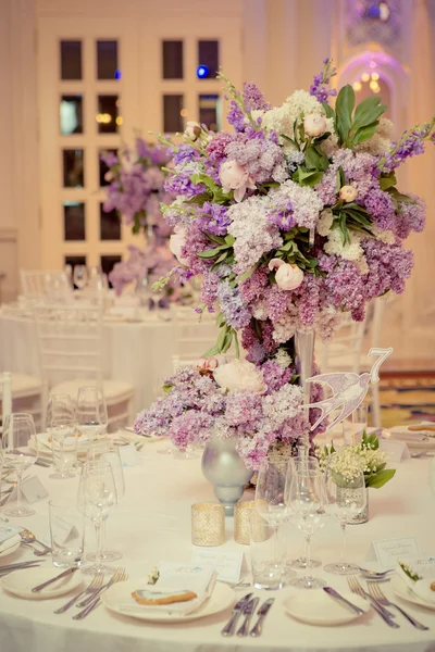 Decoración festiva de mesa en colores lila . — Foto de Stock