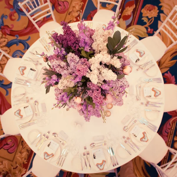 Святковий стіл прикраси в бузкового кольорів. — стокове фото
