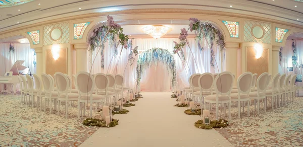 Arco de boda blanco . — Foto de Stock