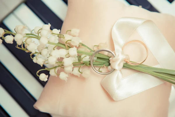 White gold wedding rings — Stock Photo, Image