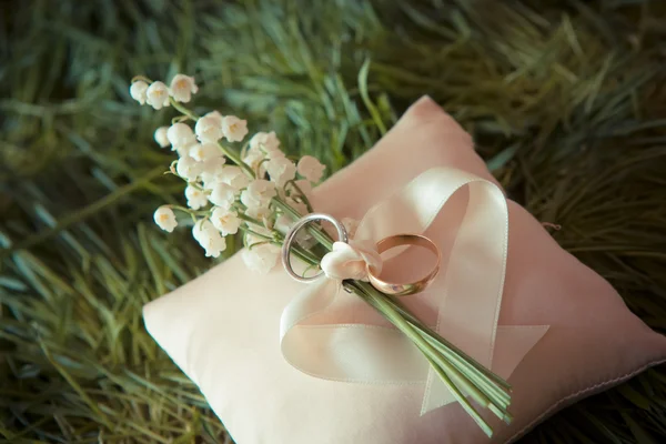 花束を持つ白い金の結婚指輪 — ストック写真