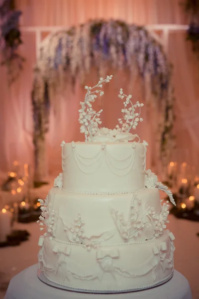 Schöne weiße Hochzeitstorte — Stockfoto