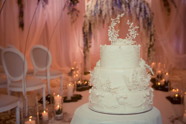 Schöne weiße Hochzeitstorte — Stockfoto