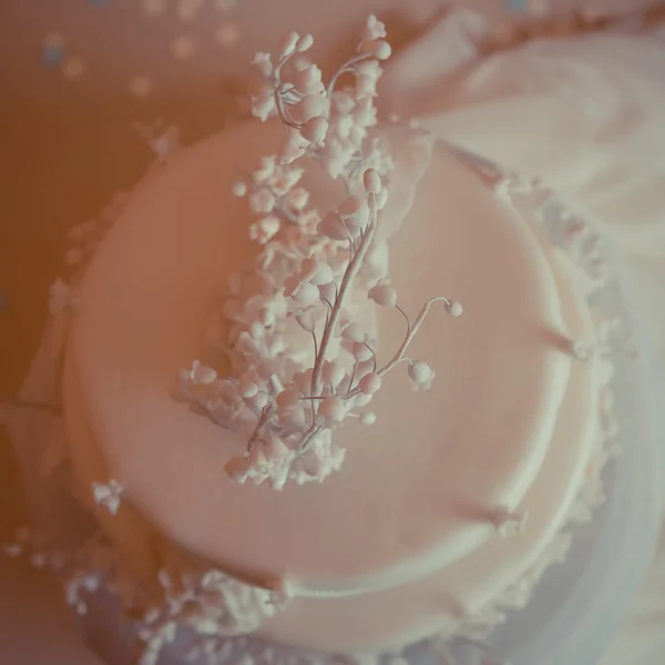 Schöne weiße Hochzeitstorte — Stockfoto