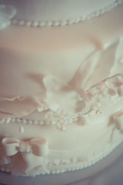 Bella torta nuziale bianca — Foto Stock