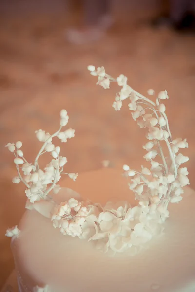 Beautiful white wedding cake — Stock Photo, Image