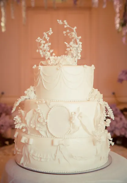 Piękny biały tort weselny — Zdjęcie stockowe