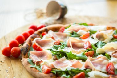 kiraz domates, jambon ve ruccola pizza