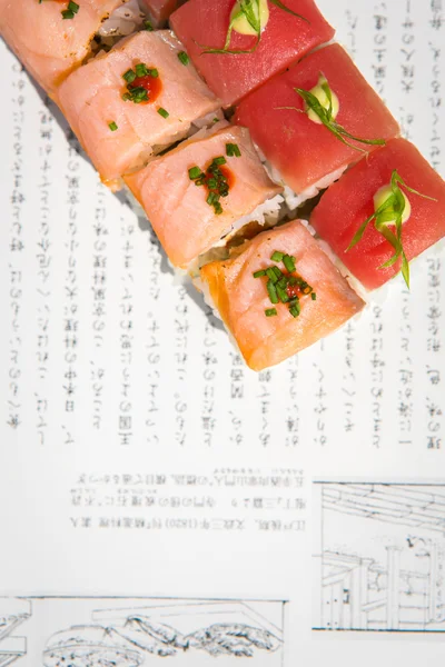 Rotoli di sushi serviti su un piatto — Foto Stock