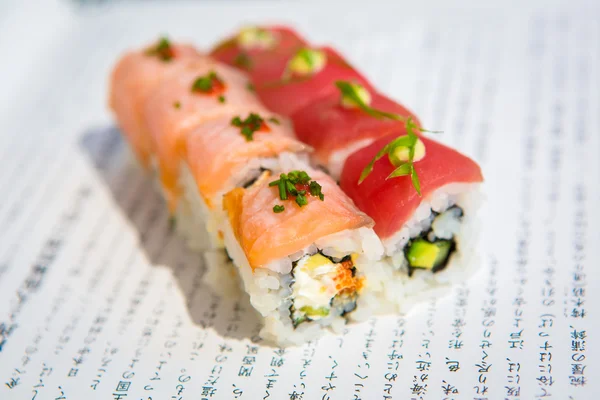 Rotoli di sushi serviti su un piatto — Foto Stock