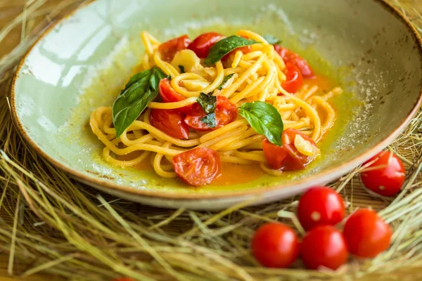 Hemlagad pasta med basilika och tomater — Stockfoto